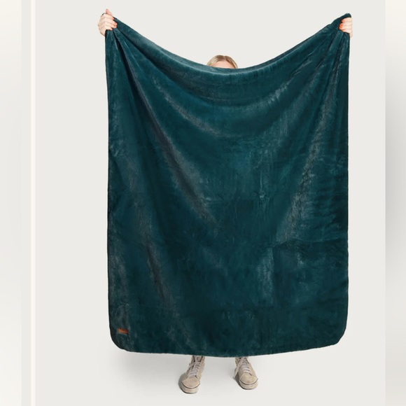 NWT  UnHide Faux Fur Throw Blanket, Emerald Green SOLD OUT ONLINE - Picture 4 of 6